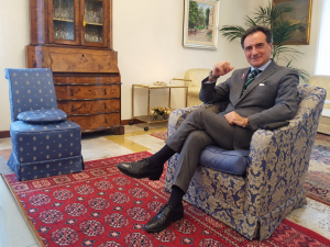 Ritratto istituzionale di un uomo seduto